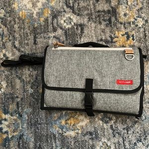 Skip-hop Pronto Signature Changing Station